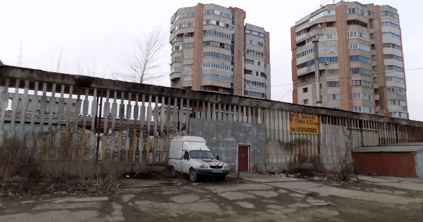 În această parcare se va construi un bloc de locuinţe şi birouri, de cinci etaje FOTO Mircea Merticariu