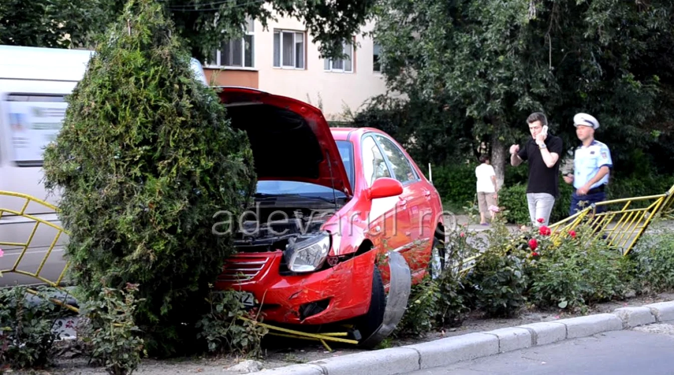 Maşina a rupt gardul de pe scuarul care delimitează sensurile de mers