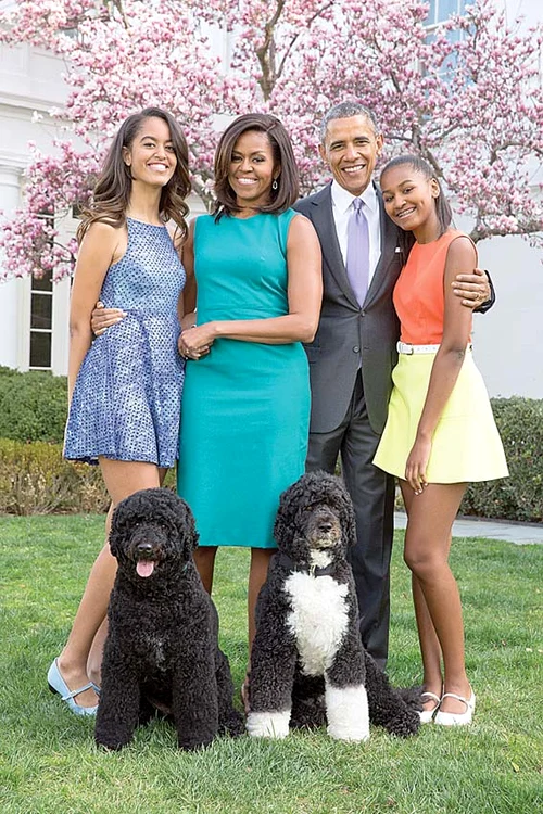 Familia Obama, împreună cu Sunny (stânga) şi Bo