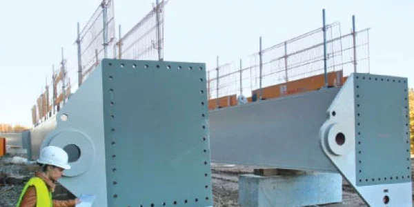 Pilonii aşteaptă să fie ridicaţi la 35 de metri deasupra solului