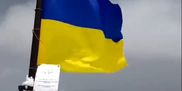 Steag ucrainean pe Vârful Putin 