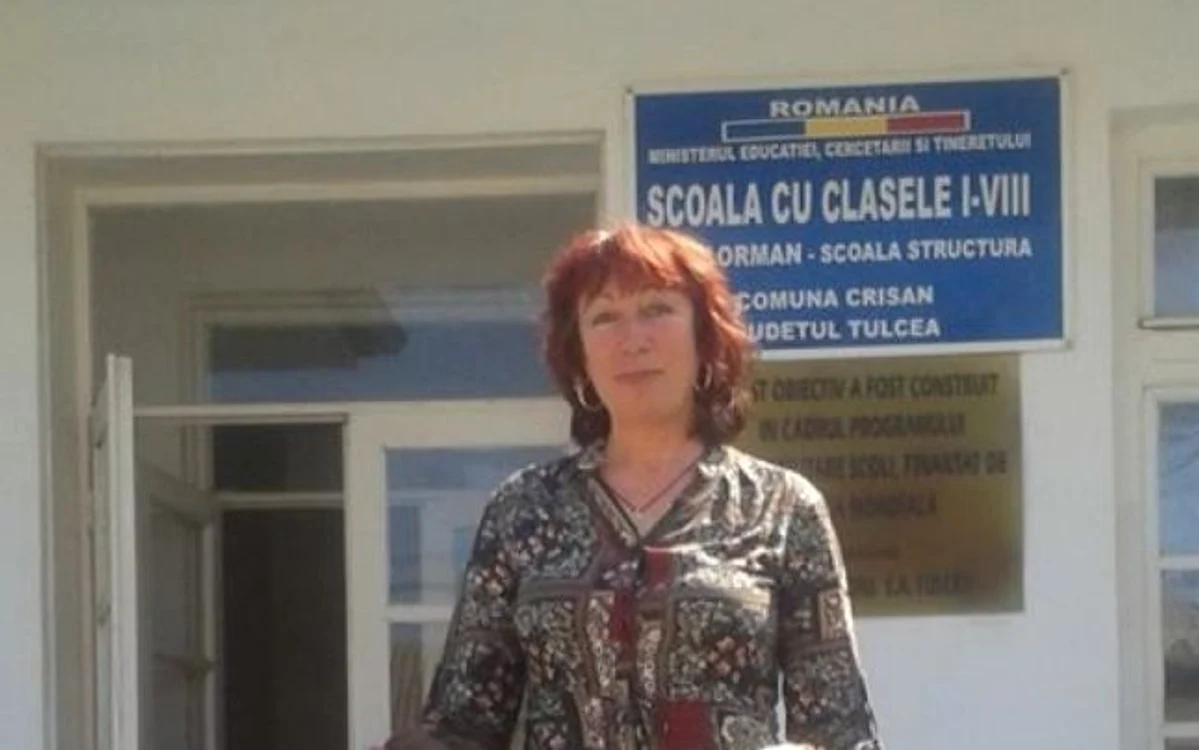 
    Valentina Macarencu, profesor suplinitor în Caraorman, se ocupă cu dragoste și cu grijă de eleviFoto: Arhivă personală  