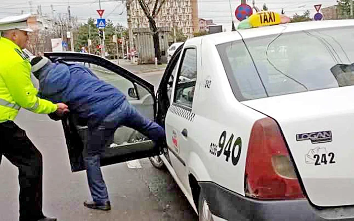Individul i-a agresat verbal și pe agenți, și pe femeia de moravuri ușoare