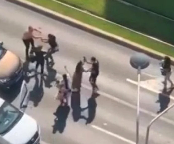 
    Mai mulți șoferi s-au bătut cu crosele de golf în plină stradăFoto: Facebook  