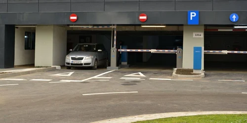 Parcarea are 306 locuri