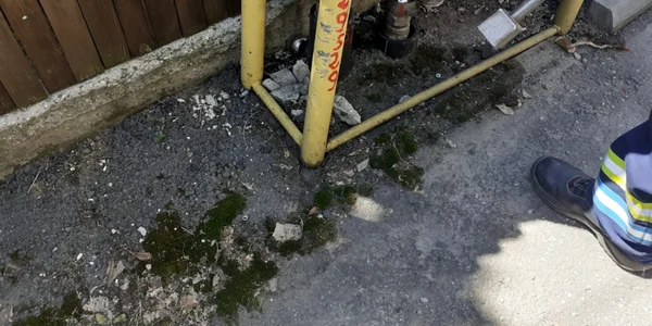 Scurgere masivă de gaze pe o stradă din Râmnicu Vâlcea Foto ISU Vâlcea