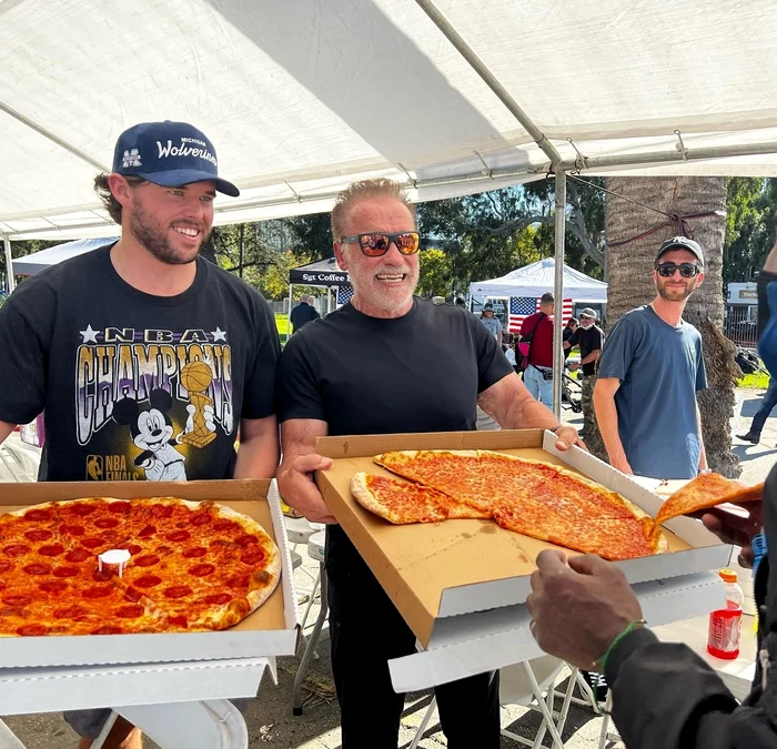 Arnold Schwarzenegger și fiul său Christopher au împărțit mâncare veteranilor de război și familiilor lorfoto: Instagram