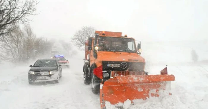 Operaţiune de salvare pe DN2 Suceava - Siret, închis de viscol la 3 aprilie. FOTO: ISU Suceava