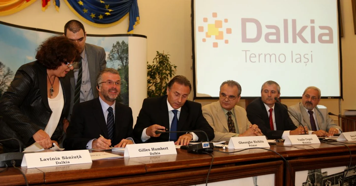 Oficialii Primăriei Iaşi semnează contractul de concesiune a termoficării cu şefii Dalkia
