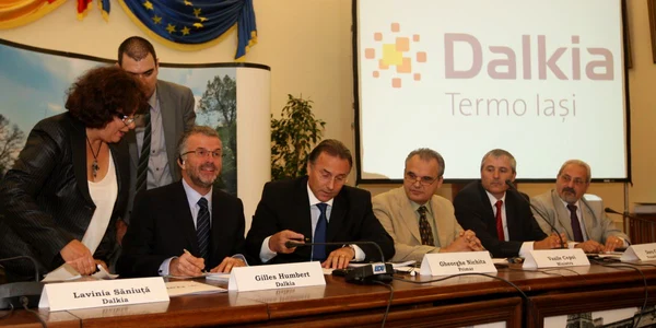 Oficialii Primăriei Iaşi semnează contractul de concesiune a termoficării cu şefii Dalkia