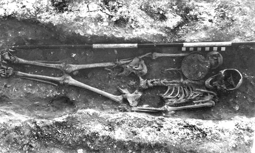 Înmormântare descoperită la Highsted în 1955, cu craniul parțial distrus de utilaje