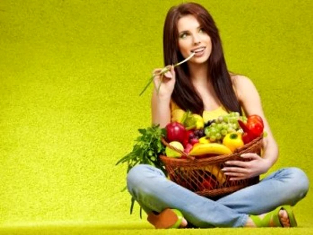 
    Alimentele pe care trebuie să le privilegiezi sunt fructele şi legumele  