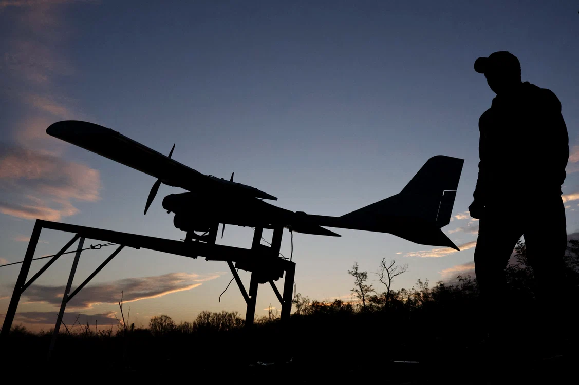 Militar ucrainean lansând o dronă în regiunea Zaporojie, Ucraina 