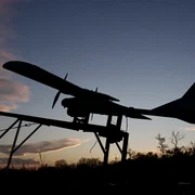 Militar ucrainean lansând o dronă în regiunea Zaporojie, Ucraina 