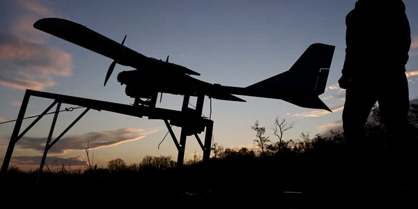 Militar ucrainean lansând o dronă în regiunea Zaporojie, Ucraina 