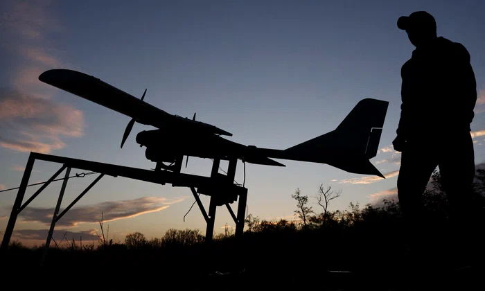 Militar ucrainean lansând o dronă în regiunea Zaporojie, Ucraina