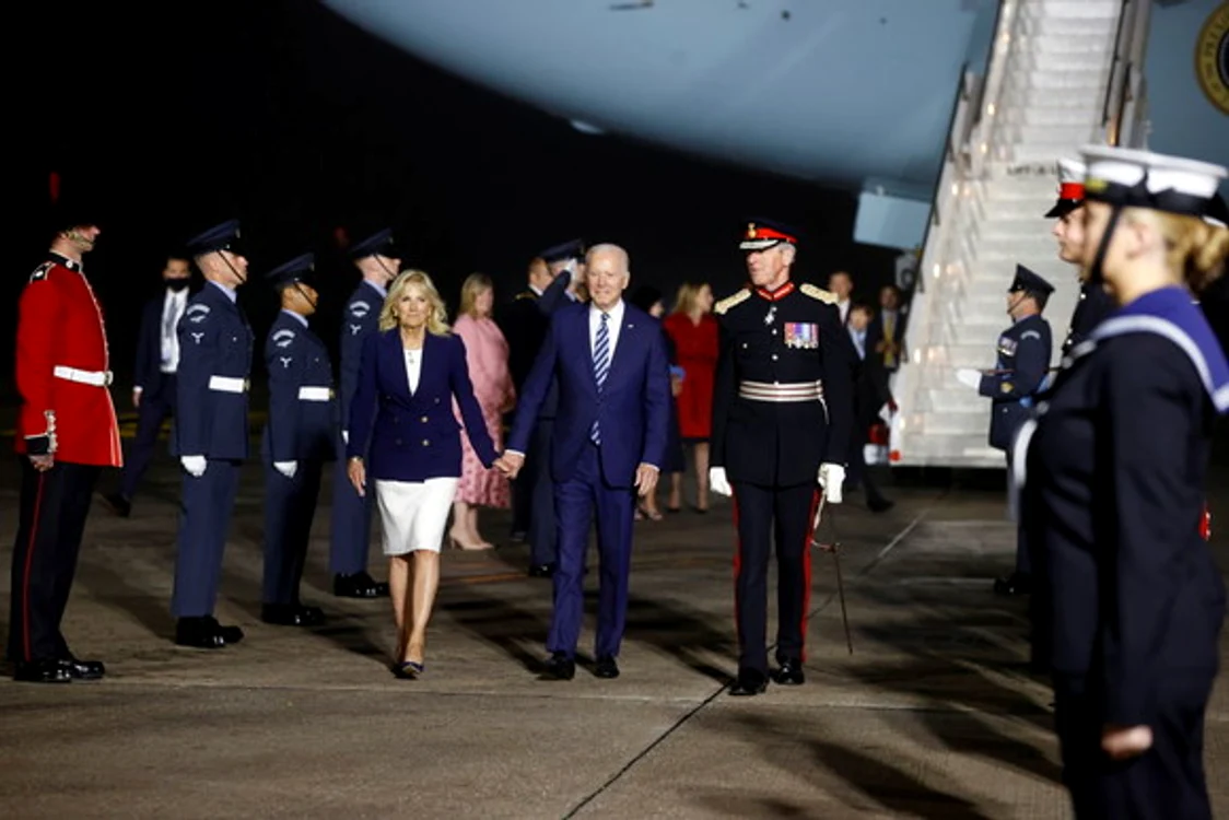 
    Joe Biden și soția lui au fost aşteptați de personal al Forţelor Aeriene ale SUA şi familiile lorFoto: Getty  
