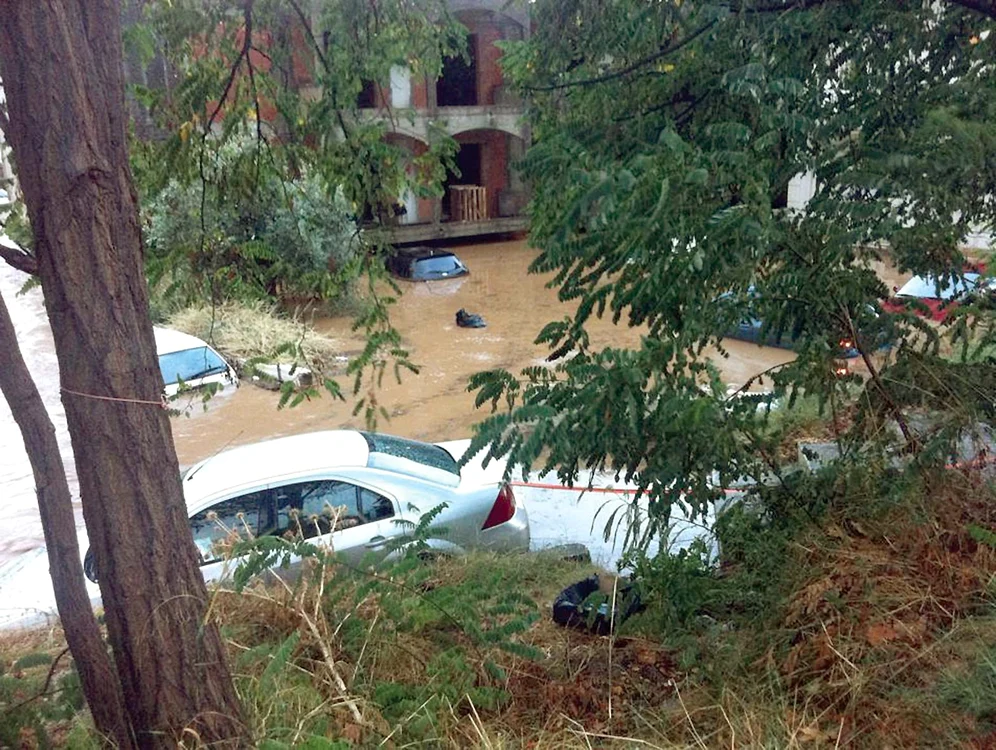 
    Podul Ilişova a fost rupt de viitură  
