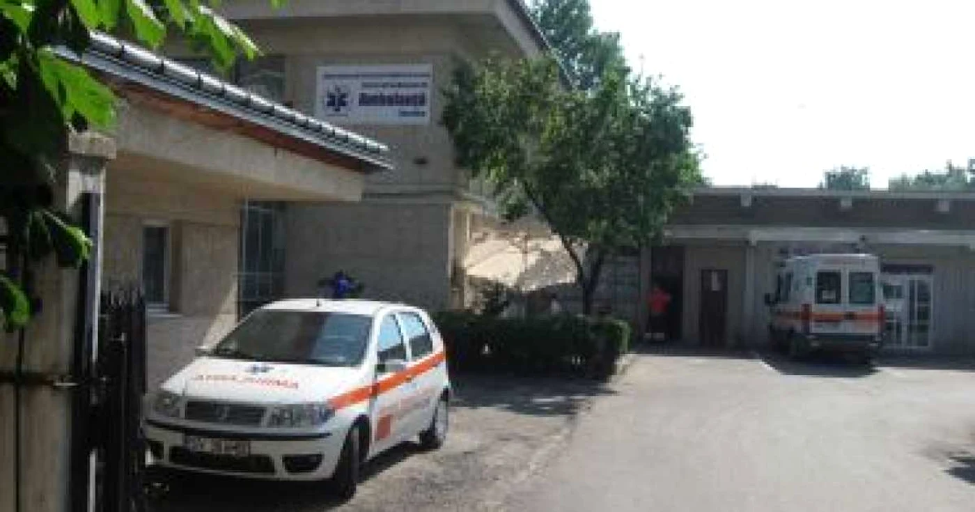 Suceava: Trei pasagere rănite, după ce şoferul a aţipit la volan şi a intrat într-un copac