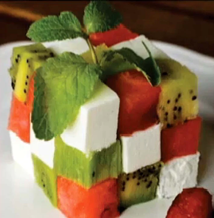 Laura a gătit salată Rubik cu pepene, kiwi şi brânză