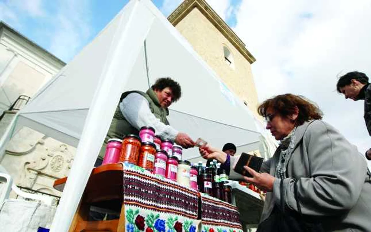 Produsele tradiţionale sunt valorizate comercial indiferent că e vorba despre multinaţionale ori despre micii comercianţi