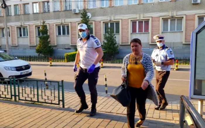 Passatul infirmierei a lovit o mașină staţionată