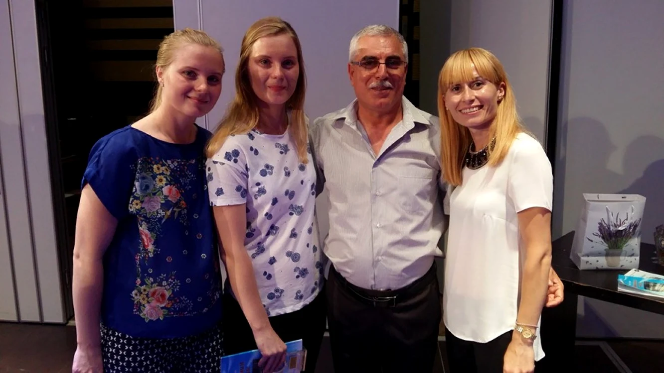 Fostele eleve (Mihaela şi Andreea Dospina şi Angelica Ţicu - Toma) alături de antrenorul lor, Petre Arnăutu FOTO: arhiva personală Andreea Dospina-Zanfir