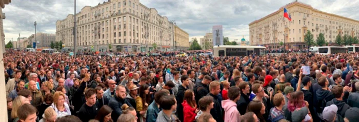 Opozanţi arestaţi la Moscova, la o manifestaţie în favoarea unor ”alegeri drepte” (Foto: Twitter)