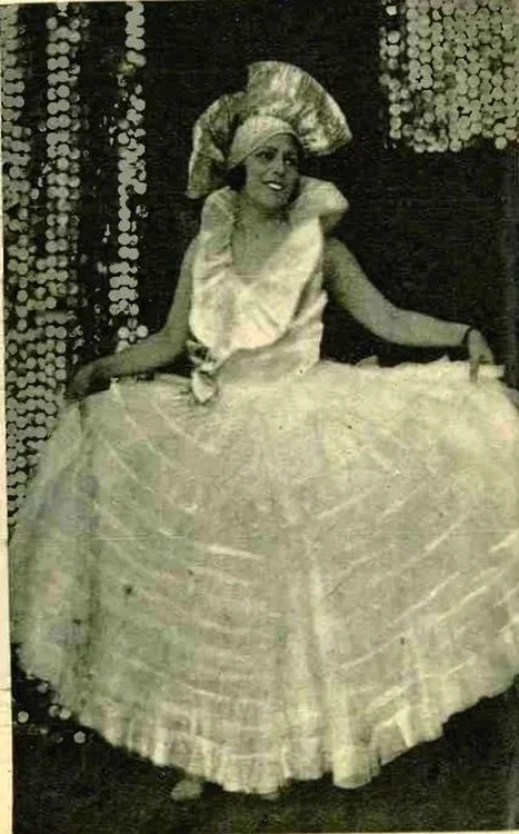 Elena Zamora pe scena teatrului Carabuș, în 1932 (© Teatrul de Revistă Constantin Tănase)