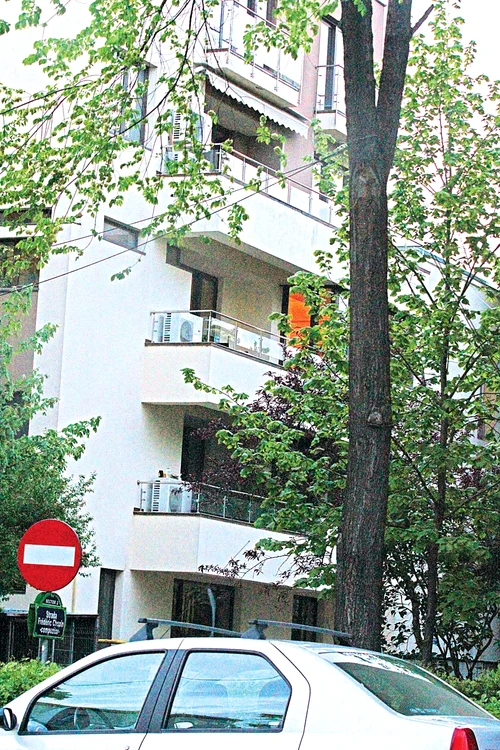 Aici are apartamentul unde își efectuează Cocoș junior arestul la domiciliu. Gina a stat până după ora 4 dimineața la iubit