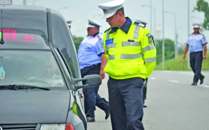 Vei primi peste 700 de lei amendă și patru puncte de penalizare dacă mai folosești telefonul mobil în timp ce conduci sursa foto: click.ro