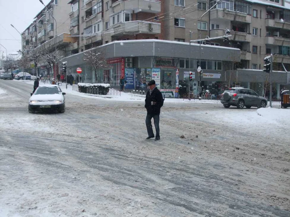 Râmnicu Vâlcea: Intersecţiile centrale aproape blocate de zăpadă