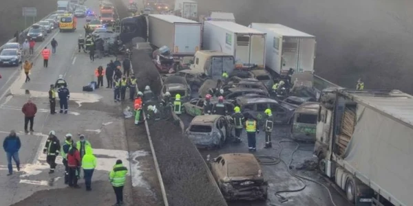 Accident în lanț pe o autostradă din  5 camioane și 37 de autovehicule s au ciocnit și un incendiu uriaș a izbucnit după impact Foto police hu jpg