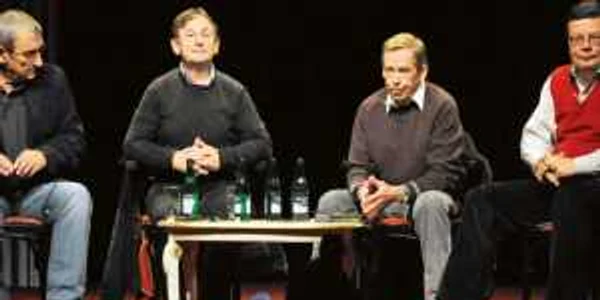 18 octombrie 2009, Praga. Jiri Krizan Michael Zantovsky, Vaclav Havel şi Alexandr Vondra, eroii Revoluţiei de Catifea, pe scena Teatrului Na Zabradli