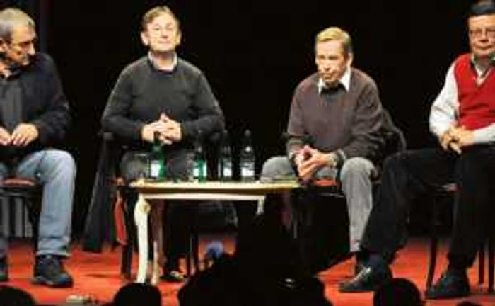 18 octombrie 2009, Praga. Jiri Krizan Michael Zantovsky, Vaclav Havel şi Alexandr Vondra, eroii Revoluţiei de Catifea, pe scena Teatrului Na Zabradli