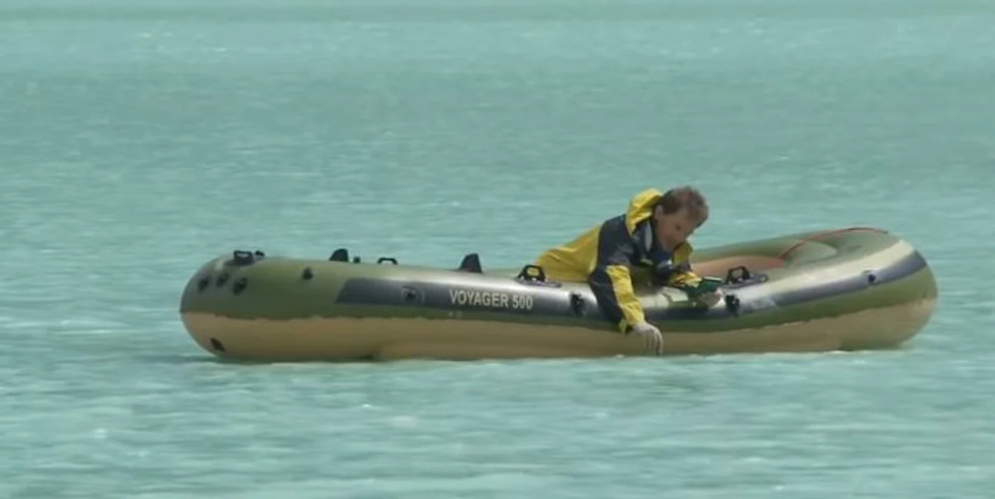 
    O barcă gonflabilă și un explorator temerar s-au confruntat cu un lac cu acid sulfuricFoto: captură video  