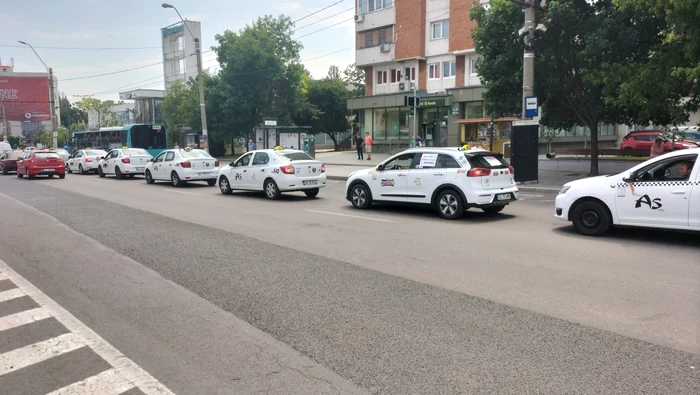 Zeci de taxiuri, în coloană pe străzile Galațiului FOTO: C. Mazilu