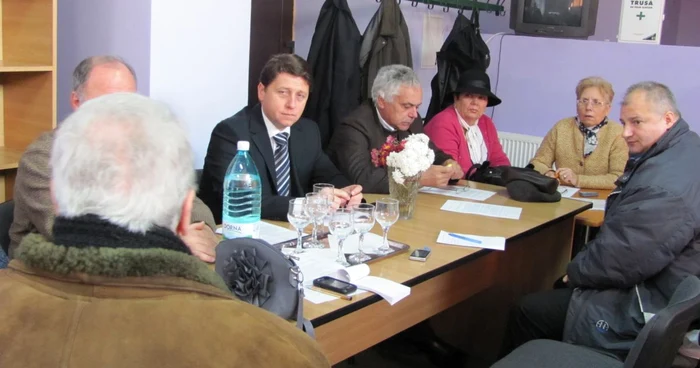 Pensionarii şi sindicaliştii teleormăneni s-au întâlnit cu senatorul Romeo Nicoară