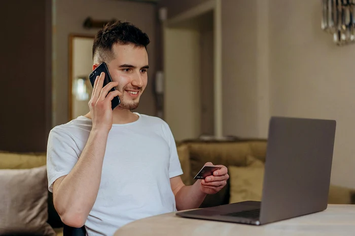 De ce tot mai mulți români preferă să își gestioneze banii direct din aplicație