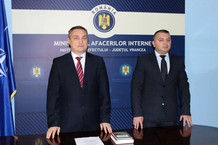 Prefectul Sorin Hornea (stânga) la învestit în funcţie pe George Bazilescu (dreapta)