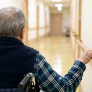 batrin in centru ingrijire   foto pixabay   geralt jpg