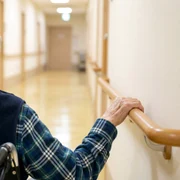 batrin in centru ingrijire   foto pixabay   geralt jpg