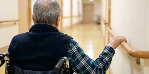 batrin in centru ingrijire foto pixabay geralt jpg