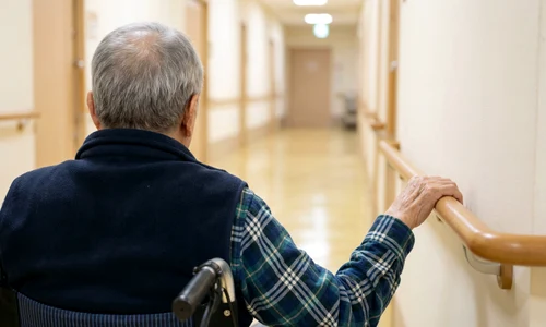 batrin in centru ingrijire   foto pixabay   geralt jpg