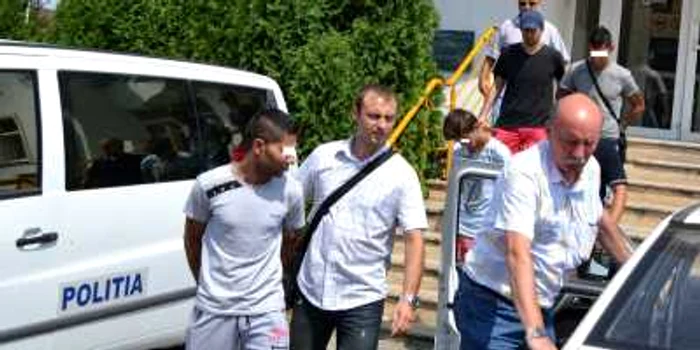 Autorii infracţiunii au fost reţinuţi la scurt timp după ce au comis tâlhăria. FOTO: IPJ Hunedoara.