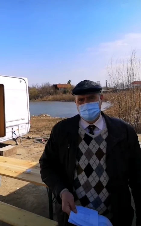 Gigi Ifrim - Primarul - respectă regulile și poartă mască atunci când e în pauză