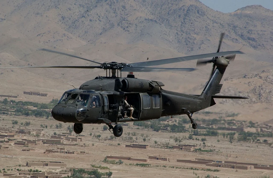 
    Elicoperul american Black Hawk a fost implicat joi dimineață într-un incident grav, chiar în centrul BucureștiuluiSursa foto: Wikipedia  