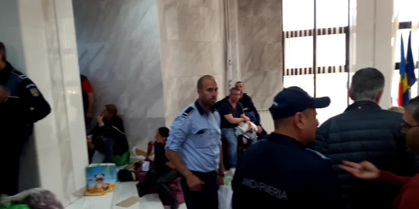 Nervi şi aglomeraţie la depunerea buletinelor de vot