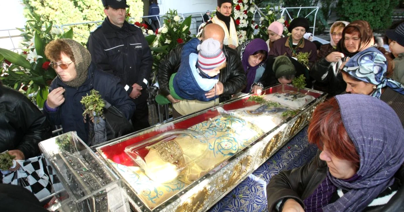 Credincioşii trec în viteză prin faţa catafalcului FOTO Adevărul