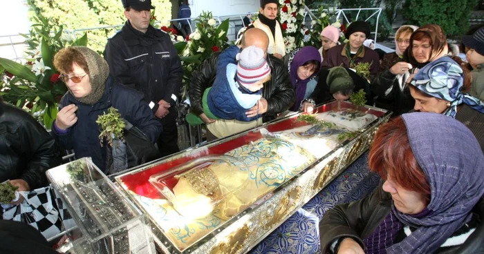 Credincioşii trec în viteză prin faţa catafalcului FOTO Adevărul